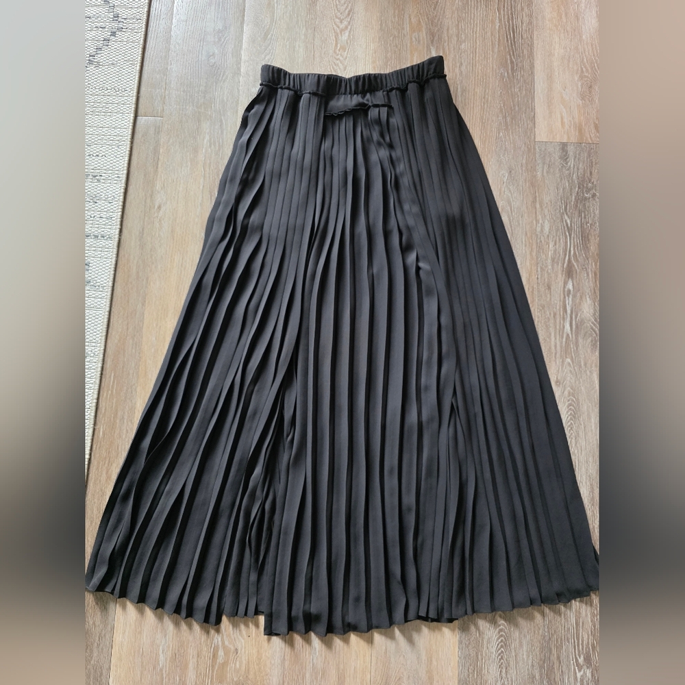 BCBGMaxAzria Black Pleated Midi Skirt